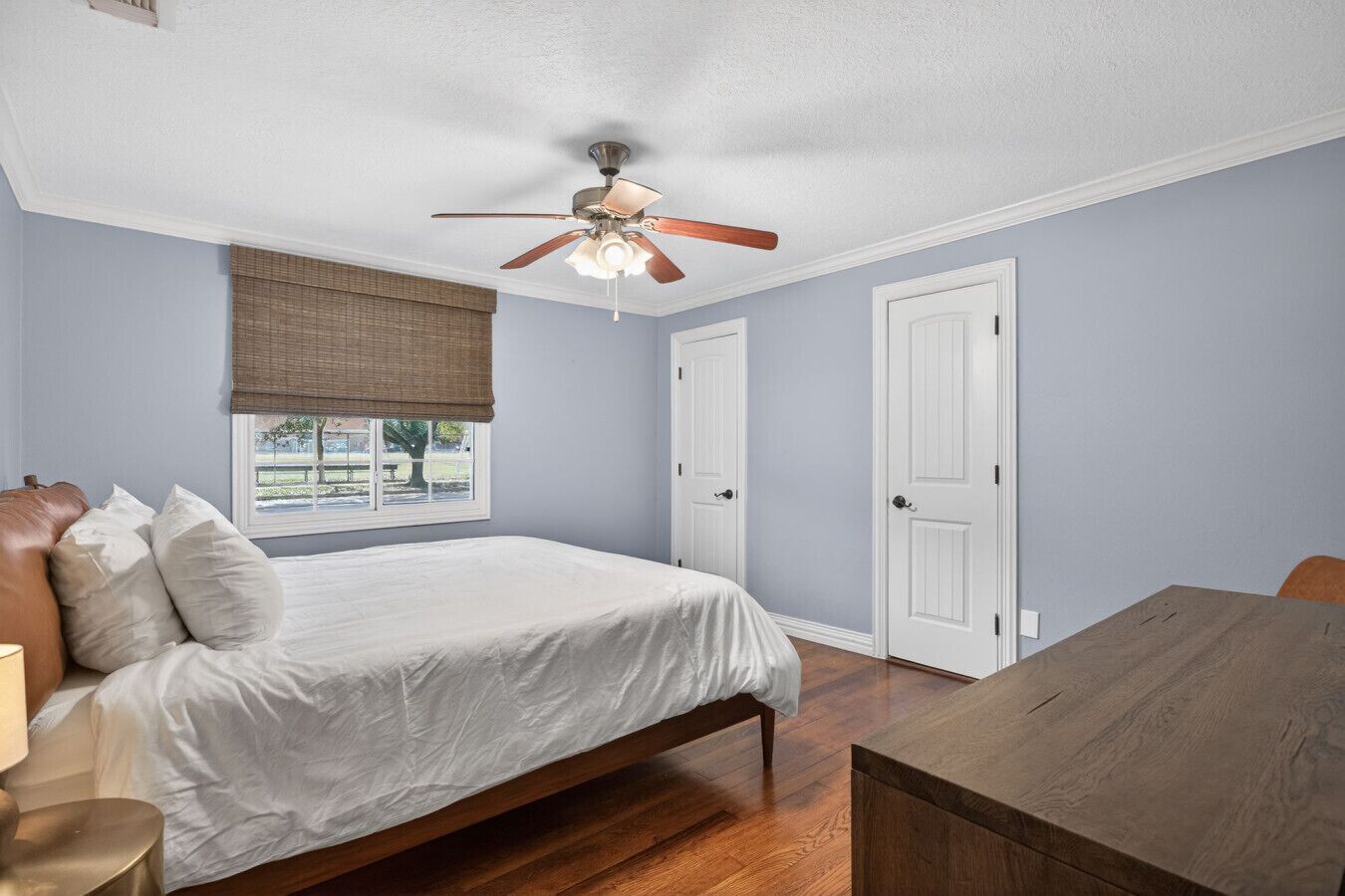 Desk, iron/ironing board, WiFi
