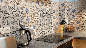 Eine Küche mit einem Bosch-Toaster, einer Kaffeemaschine und einem Messerblock auf der Arbeitsfläche.