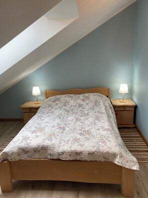 1 dormitorio, tabla de planchar con plancha, wifi y ropa de cama