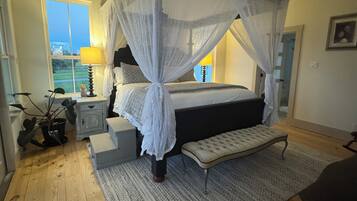 4 bedrooms, iron/ironing board, WiFi, bed sheets