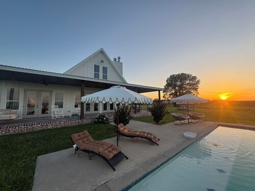 Bird's Eye View Retreat-COZY FARMHOUSE-Lake Life meets Farm House-Lake Limestone