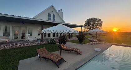 Bird's Eye View Retreat-COZY FARMHOUSE-Lake Life meets Farm House-Lake Limestone