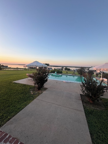 Bird's Eye View Retreat-COZY FARMHOUSE-Lake Life meets Farm House-Lake Limestone