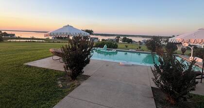 Bird's Eye View Retreat-COZY FARMHOUSE-Lake Life meets Farm House-Lake Limestone