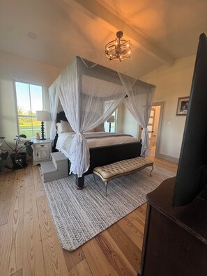 4 bedrooms, iron/ironing board, WiFi, bed sheets