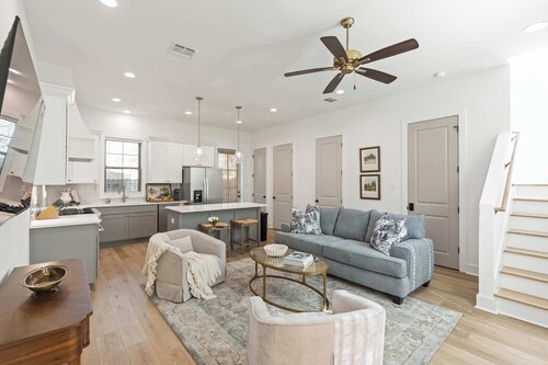 New Modern Home- River Ranch - King Bed