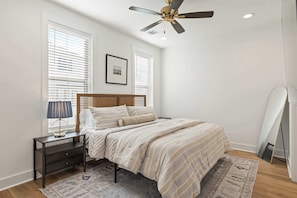2 bedrooms, iron/ironing board, WiFi, bed sheets - New Modern Home- River Ranch - King Bed (Lafayette)