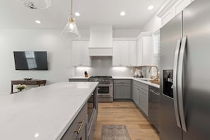 Fridge, microwave, oven, stovetop - New Modern Home- River Ranch - King Bed (Lafayette)