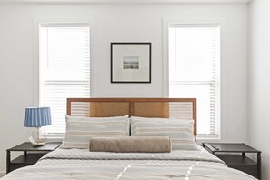 Tabla de planchar con plancha, wifi y ropa de cama 