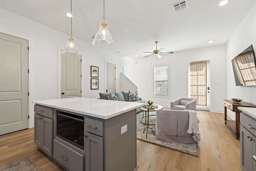 New Modern Home- River Ranch - King Bed