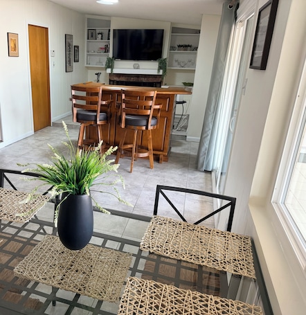 Interior. Golf Course Retreat, Renovated, 3 bed 2 Bath Home Great Location, Sleeps 6 Clean