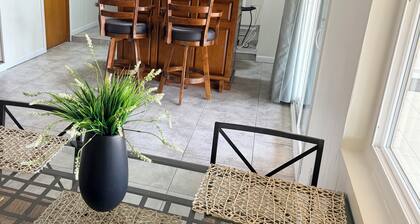 Golf Course Retreat, Renovated, 3 bed 2 Bath Home Great Location, Sleeps 6 Clean