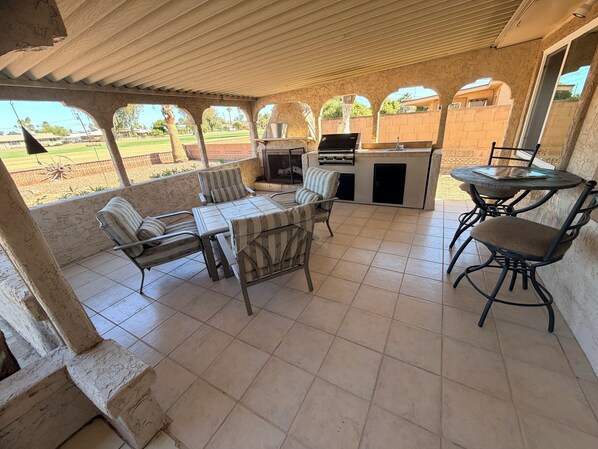 Outdoor dining - Golf Course Retreat, Renovated, 3 bed 2 Bath Home Great Location, Sleeps 6 Clean (Sun City)