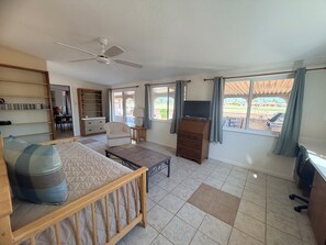 Tabla de planchar con plancha, wifi y ropa de cama 