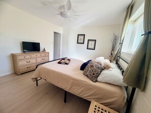 3 bedrooms, desk, iron/ironing board, free WiFi