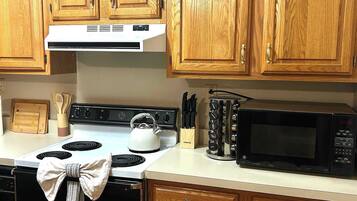 Réfrigérateur, micro-ondes, plaque de cuisson, lave-vaisselle