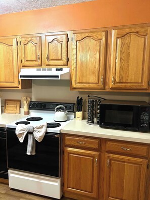 Fridge, microwave, stovetop, dishwasher