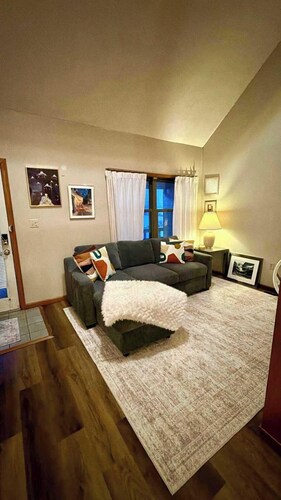 Comfortable 2BR-2BA Mountain Getaway Near Slopes