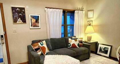 Comfortable 2BR-2BA Mountain Getaway Near Slopes
