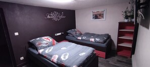 Fer et planche à repasser, accès à Internet, literie fournie