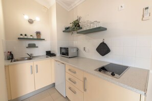 ثلاجة، ميكروويف، موقد طهي مسطح، ماكينة لصنع القهوة/الشاي