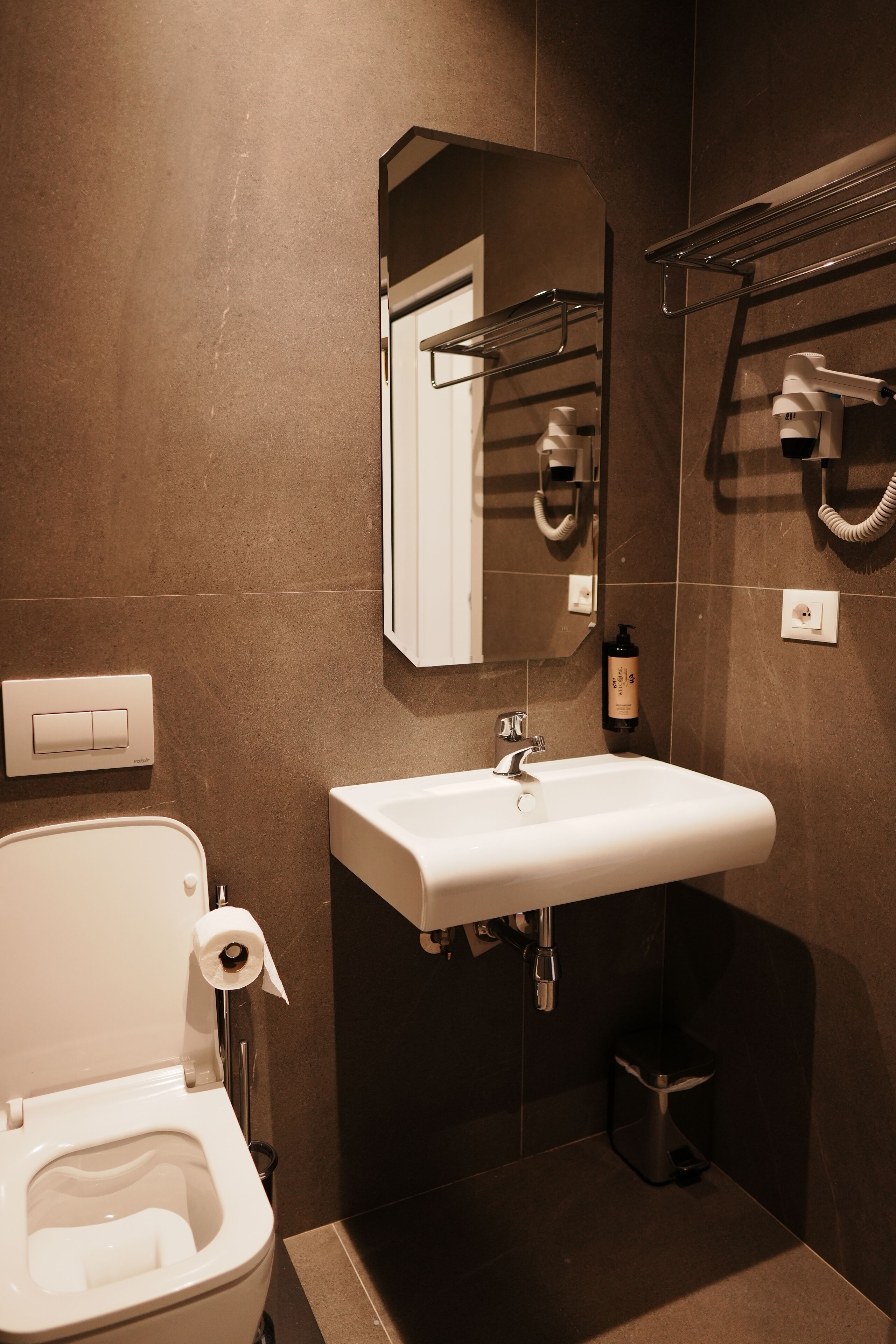 Kolmen hengen standard-huone, parveke, näköala puutarhaan | Kylpyhuone