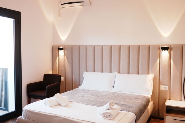 Premium bedding, minibar, blackout drapes, free cribs/infant beds