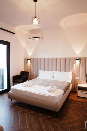 Habitación triple estándar, balcón, vistas al jardín | Minibar, cortinas opacas, cunas gratuitas y wifi gratis