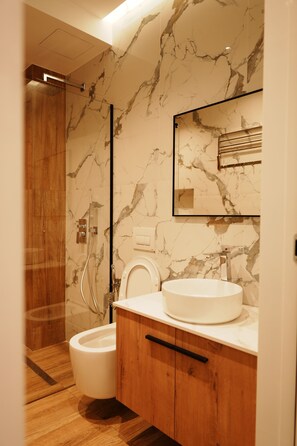 Standard-Suite, Gartenblick | Badezimmer | Dusche, Regendusche, Haartrockner, Handtücher