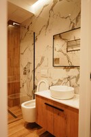 Standard Suite, Garden View | Bathroom | Shower, rainfall showerhead, hair dryer, towels
