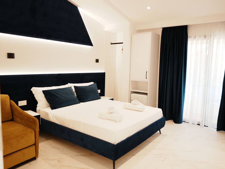 Ropa de cama de alta calidad, minibar y cortinas blackout