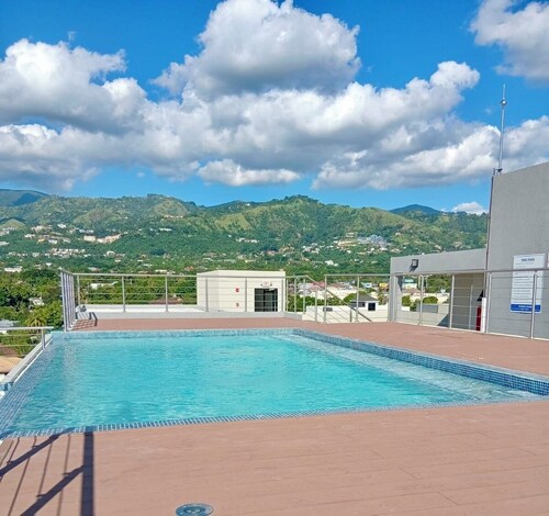 Somerton Escape with Rooftop Pool in Barbican
