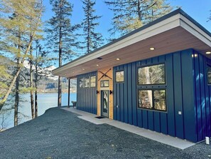Exterior - The Alpenglow: Waterfront Escape Private Hot Tub (Juneau)