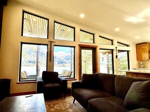 TV, fireplace, books - The Alpenglow: Waterfront Escape Private Hot Tub (Juneau)