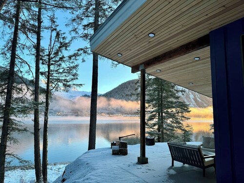 The Alpenglow: Waterfront Escape Private Hot Tub