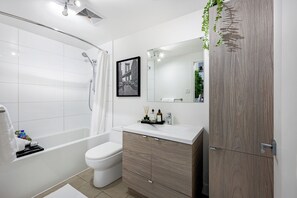 Hair dryer, towels, soap, shampoo - Sleek SoHo Space -Downtown Montreal - Free Parking - In Suite Laundry (Montréal)