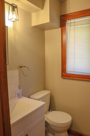 Sèche-cheveux, serviettes fournies, savon, papier toilette