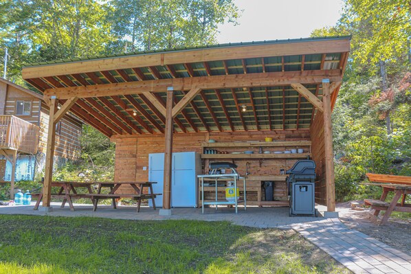 Outdoor dining - Fairbank Views & Lakeside Dining (Whitefish)