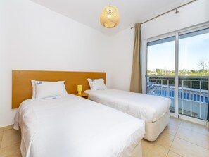 2 bedrooms, iron/ironing board, Internet, bed sheets - Beachside Bliss 5 mins Beach & Waterfront - Pool - Wi-Fi (Cabanas de Tavira)
