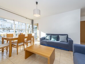 TV - Beachside Bliss 5 mins Beach & Waterfront - Pool - Wi-Fi (Cabanas de Tavira)