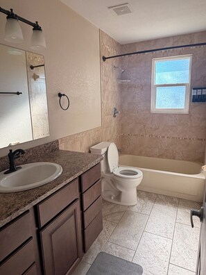 Dusch, hårtork, handdukar och tvål