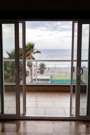 Un balcón con vista a la playa y al océano.
