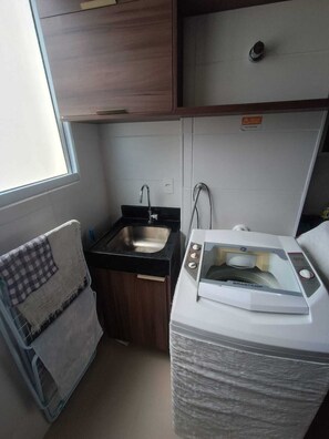 Microwave, oven, stovetop - 2-Bedroom Apartment in Maceió with Panoramic Sea View (Maceió)