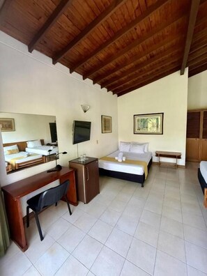 Habitación triple superior, balcón, vistas al jardín | Escritorio, espacio para trabajar con un portátil, wifi gratis