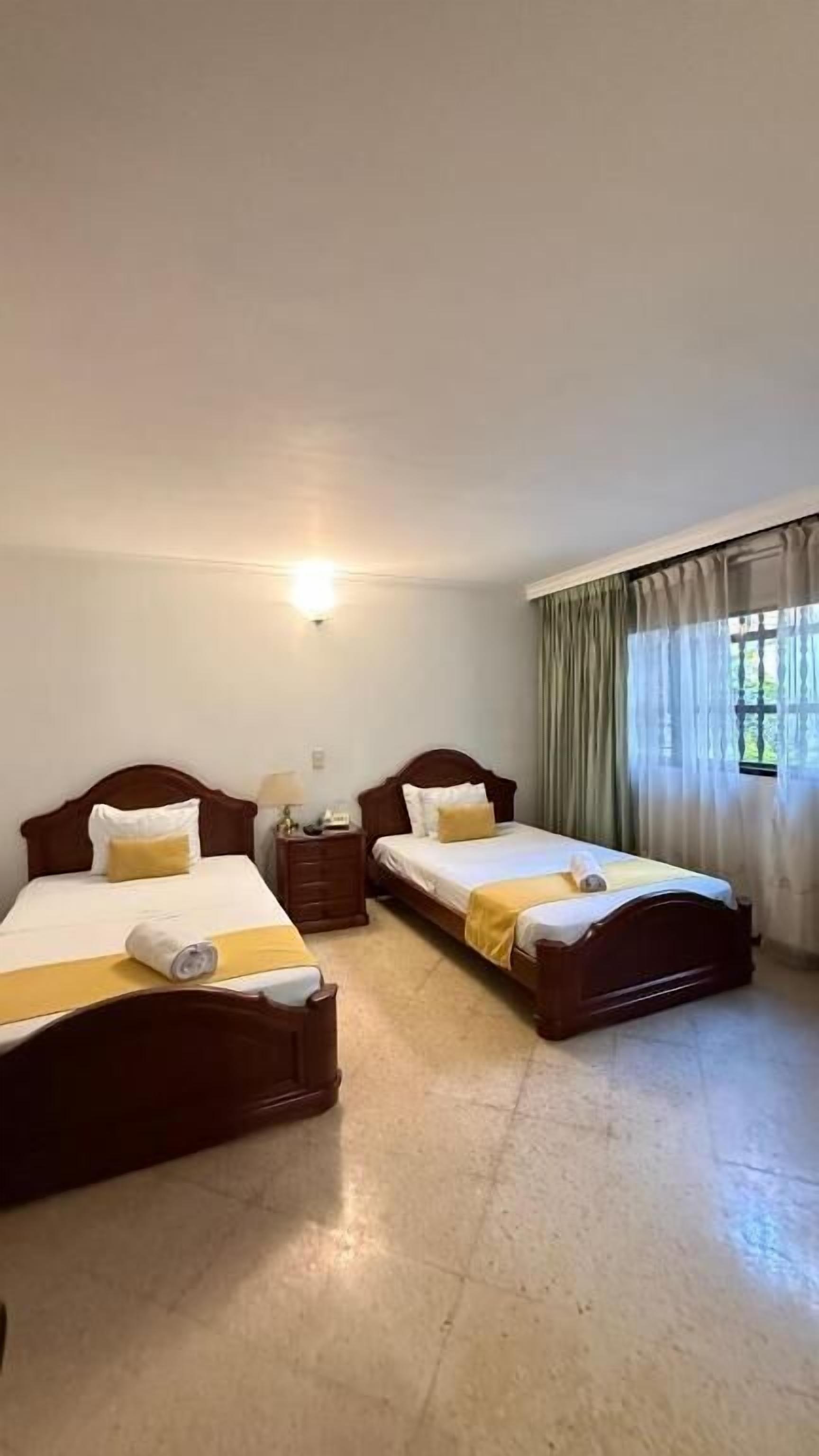 Tomannsrom – standard | Skrivebord, skrivebord for bærbar PC og wi-fi (inkludert)