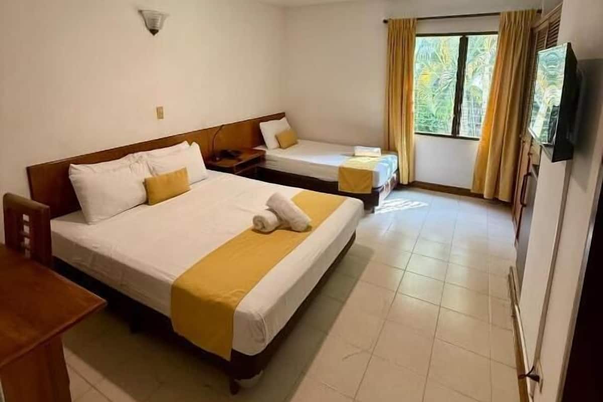 Tremannsrom – standard, byutsikt | Skrivebord, skrivebord for bærbar PC og wi-fi (inkludert)