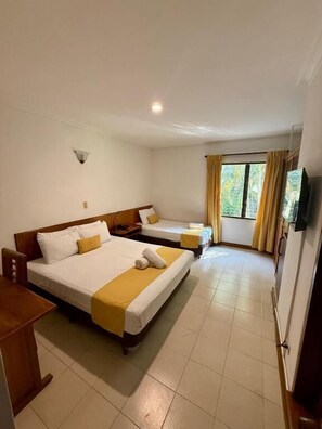 Tremannsrom – standard, byutsikt | Skrivebord, skrivebord for bærbar PC og wi-fi (inkludert)