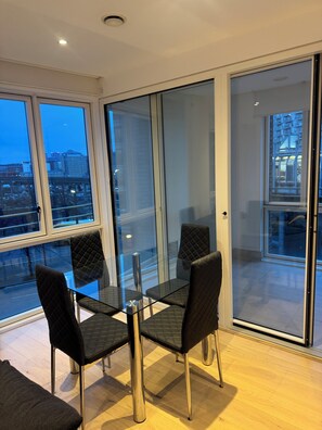 Dining - 2 bed 2bath luxury flat in Canary Wharf (London)