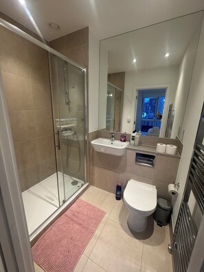 Een douche, een haardroger, handdoeken, zeep