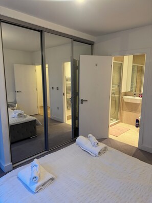 2 bedrooms, iron/ironing board, Internet, bed sheets - 2 bed 2bath luxury flat in Canary Wharf (London)
